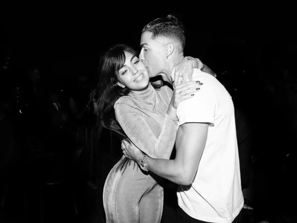 王漫妮|交往51个女友的全球第一高富帅，竟被现实版“王漫妮”征服了？