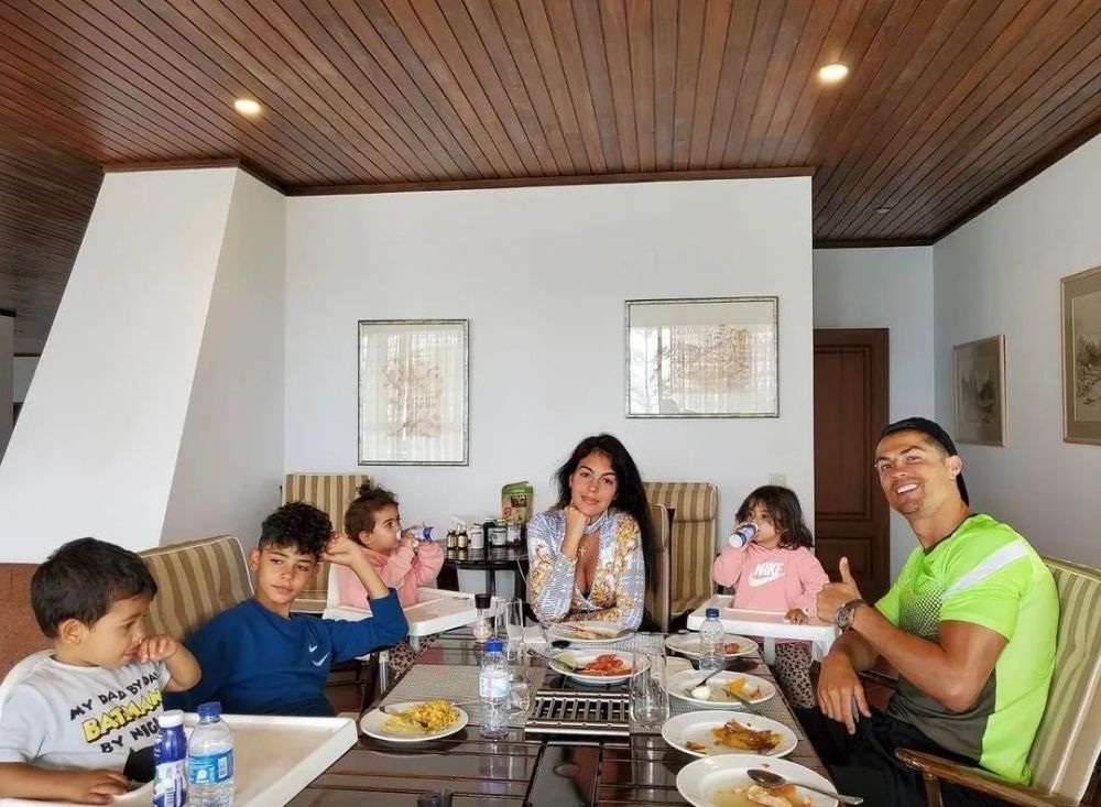 王漫妮|交往51个女友的全球第一高富帅，竟被现实版“王漫妮”征服了？