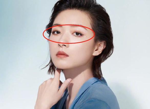 万茜拍广告大片举手投足尽显高贵这眼妆我没看错吧