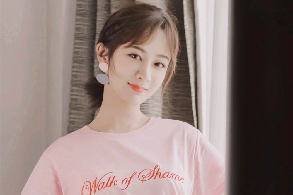 杨紫|杨紫最新封面挑战多个穿搭风格，却被吐槽P太过像“硅胶假人”？