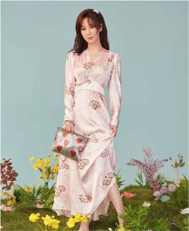 杨紫|杨紫最新封面挑战多个穿搭风格，却被吐槽P太过像“硅胶假人”？