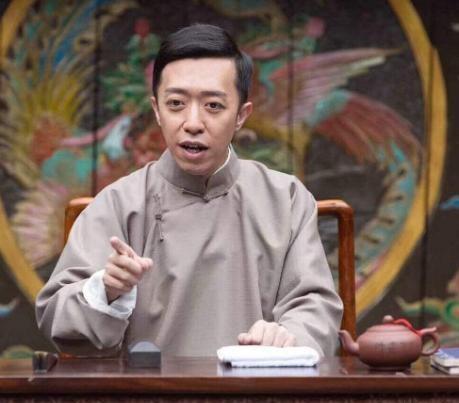 李菁|42岁相声演员李菁晒视频，穿病号服淋雨太心酸，网友：回德云社吧