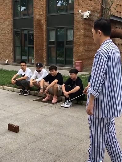 李菁|42岁相声演员李菁晒视频，穿病号服淋雨太心酸，网友：回德云社吧