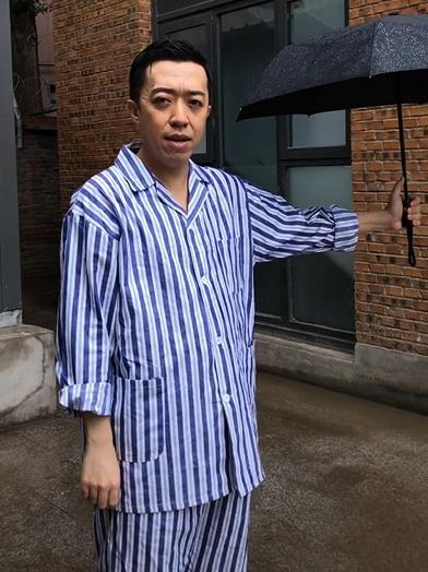 李菁|42岁相声演员李菁晒视频，穿病号服淋雨太心酸，网友：回德云社吧