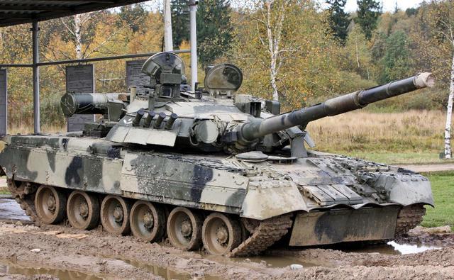 俄军t80坦克打靶表演,6辆坦克一发没中?