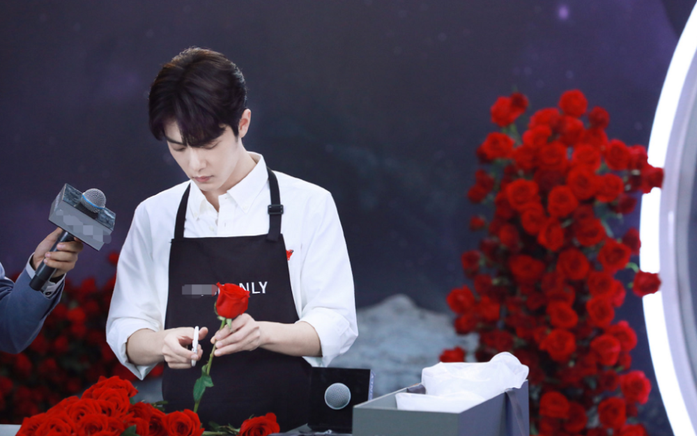 肖战|两月一更动态刷爆全网，七夕代言品牌不够卖，肖战不愧是顶流体质