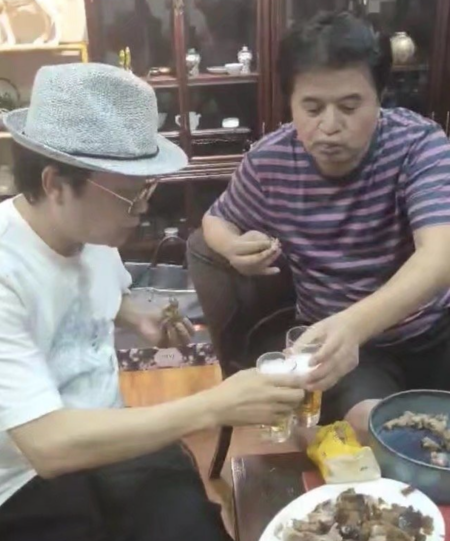 李玉刚|61岁毕福剑近照曝光，与李玉刚陆海涛等明星开怀畅饮，风采依旧