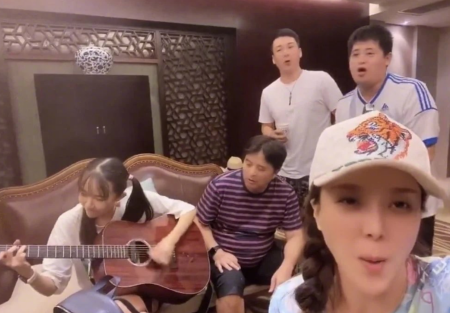 李玉刚|61岁毕福剑近照曝光，与李玉刚陆海涛等明星开怀畅饮，风采依旧