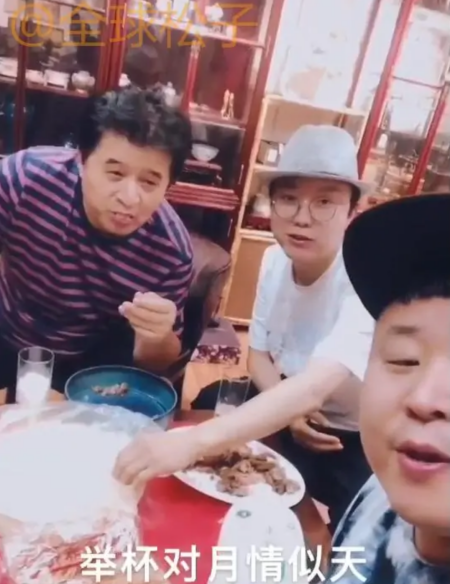 李玉刚|61岁毕福剑近照曝光，与李玉刚陆海涛等明星开怀畅饮，风采依旧