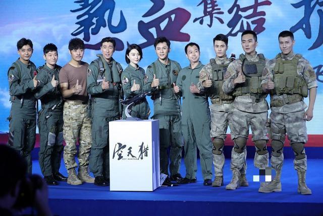 范冰冰|被吴秀波告了？范冰冰懒理官司悠闲聚餐，小腹隆起这是吃多了？