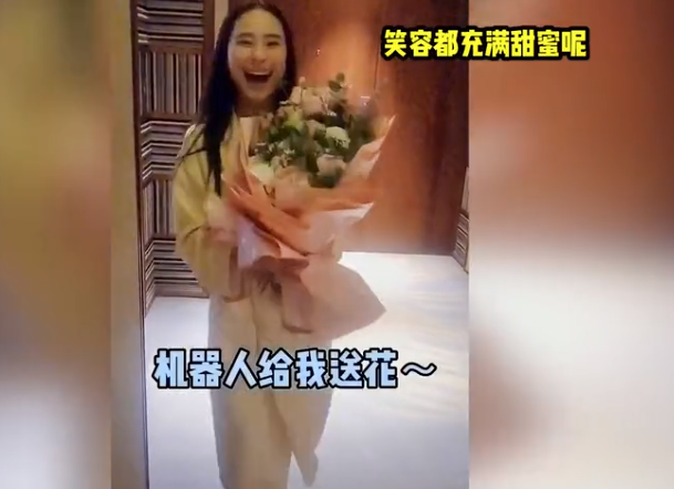 窦骁|窦骁七夕夜为女友献上爱心礼物，何超莲看到后喜出望外，手捧礼物开怀大笑