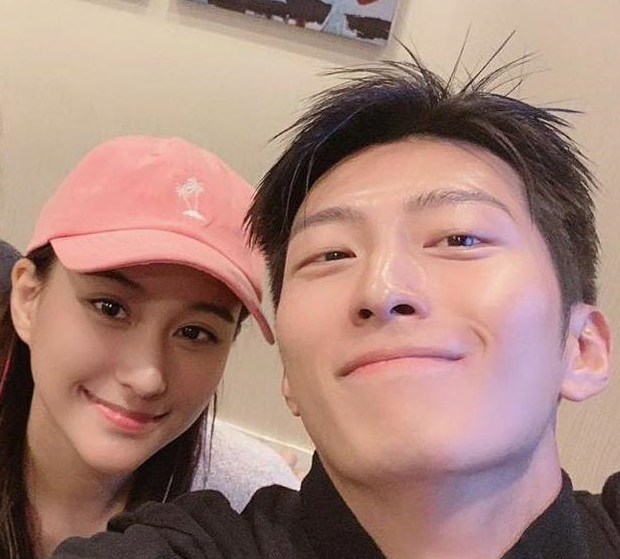 窦骁|窦骁七夕夜为女友献上爱心礼物，何超莲看到后喜出望外，手捧礼物开怀大笑