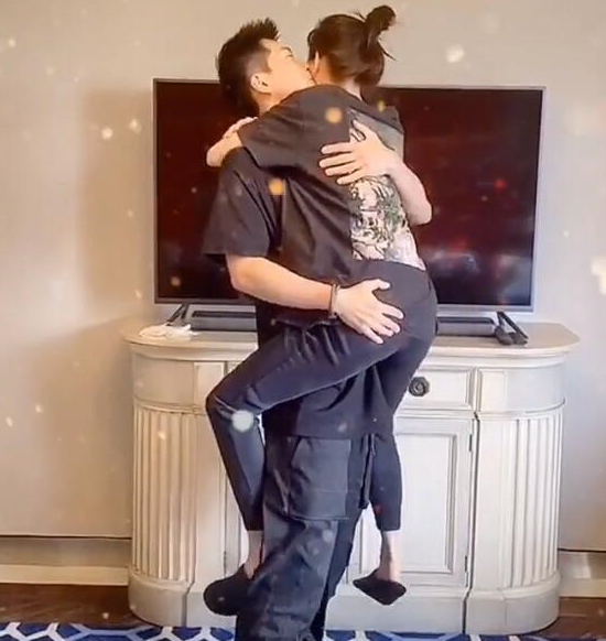 窦骁|窦骁七夕夜为女友献上爱心礼物，何超莲看到后喜出望外，手捧礼物开怀大笑