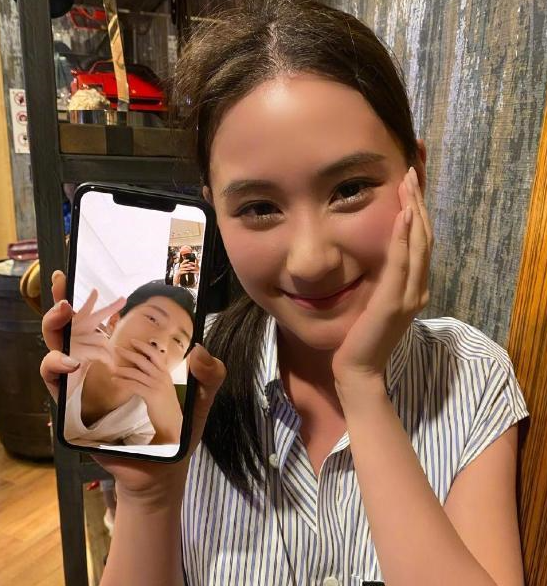 窦骁|窦骁七夕夜为女友献上爱心礼物，何超莲看到后喜出望外，手捧礼物开怀大笑