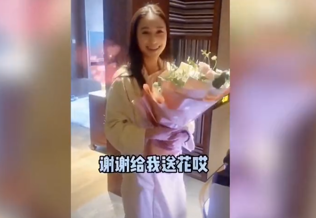 窦骁|窦骁七夕夜为女友献上爱心礼物，何超莲看到后喜出望外，手捧礼物开怀大笑