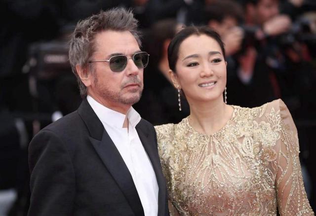 巩俐|巩俐为72岁老公庆生，两人手把手一起切蛋糕，举酒杯自拍超恩爱