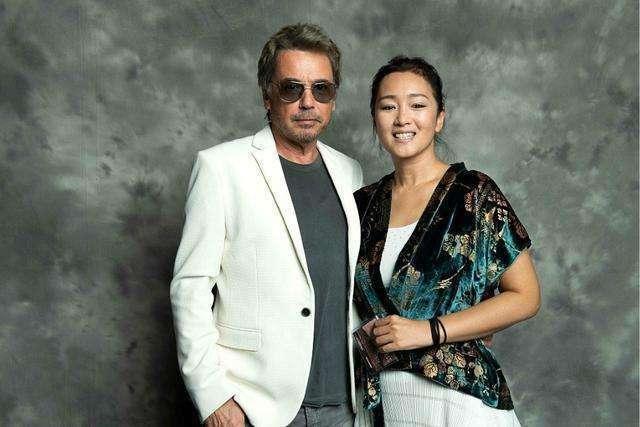 巩俐|巩俐为72岁老公庆生，两人手把手一起切蛋糕，举酒杯自拍超恩爱