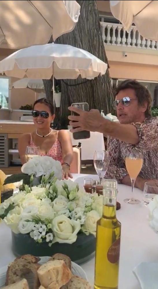 巩俐|巩俐为72岁老公庆生，两人手把手一起切蛋糕，举酒杯自拍超恩爱