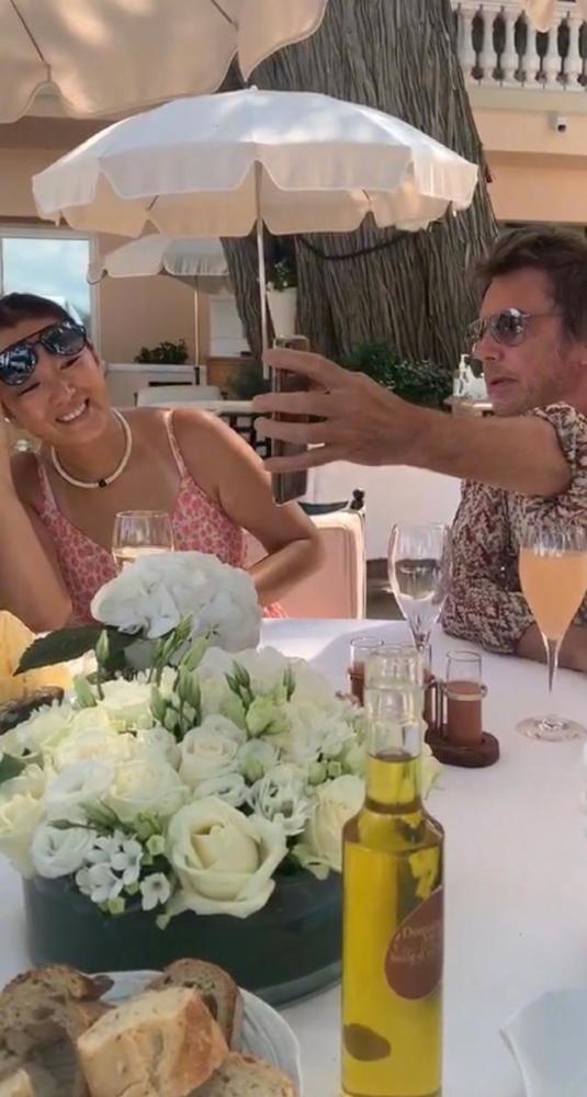 巩俐|巩俐为72岁老公庆生，两人手把手一起切蛋糕，举酒杯自拍超恩爱