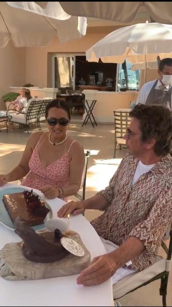 巩俐|巩俐为72岁老公庆生，两人手把手一起切蛋糕，举酒杯自拍超恩爱