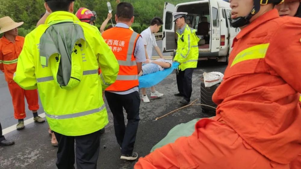 暖心出警返回途中偶遇車禍消防員緊急停車