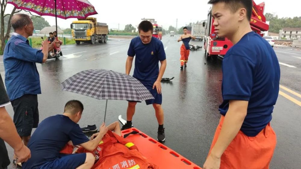 暖心!出警返回途中偶遇車禍,消防員緊急停車……_騰訊新聞