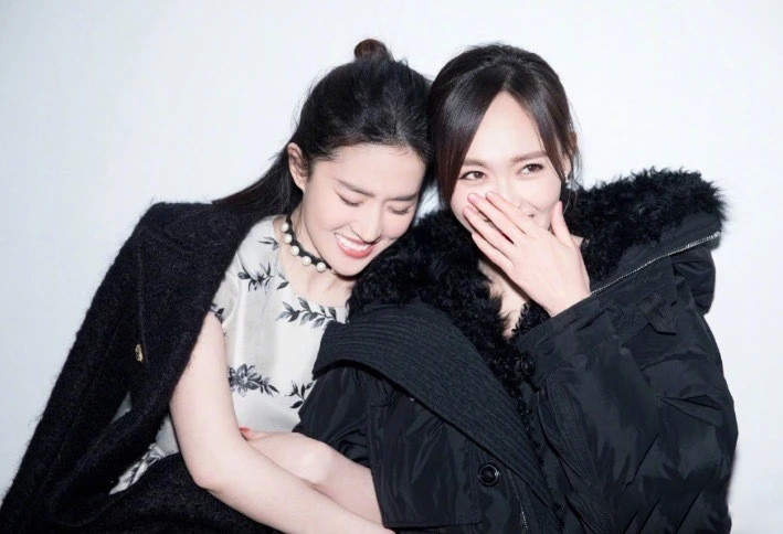 刘亦菲|刘亦菲连过两天生日，晒国外庆生照，现场嗨到飞起一脚实力抢镜