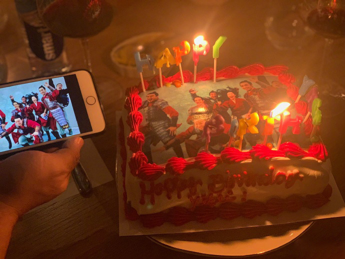 刘亦菲|刘亦菲连过两天生日，晒国外庆生照，现场嗨到飞起一脚实力抢镜