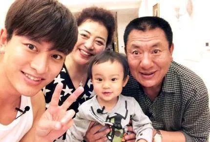 贾乃亮|贾乃亮妈妈：助儿子考上艺校，为儿子给前儿媳李小璐端洗脚水洗脚