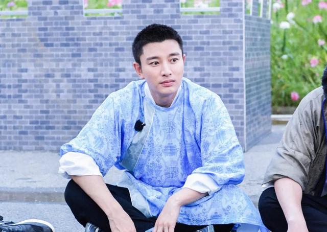 贾乃亮|贾乃亮妈妈：助儿子考上艺校，为儿子给前儿媳李小璐端洗脚水洗脚