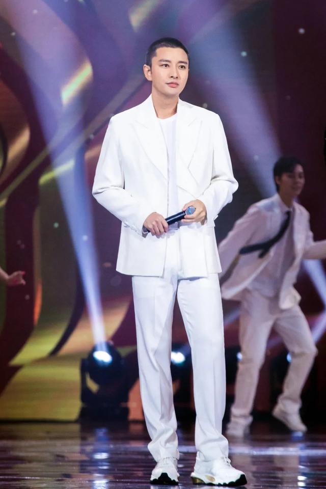 贾乃亮|贾乃亮妈妈：助儿子考上艺校，为儿子给前儿媳李小璐端洗脚水洗脚