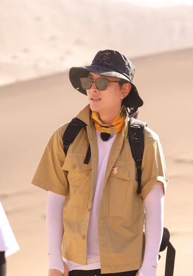 贾乃亮|贾乃亮妈妈：助儿子考上艺校，为儿子给前儿媳李小璐端洗脚水洗脚