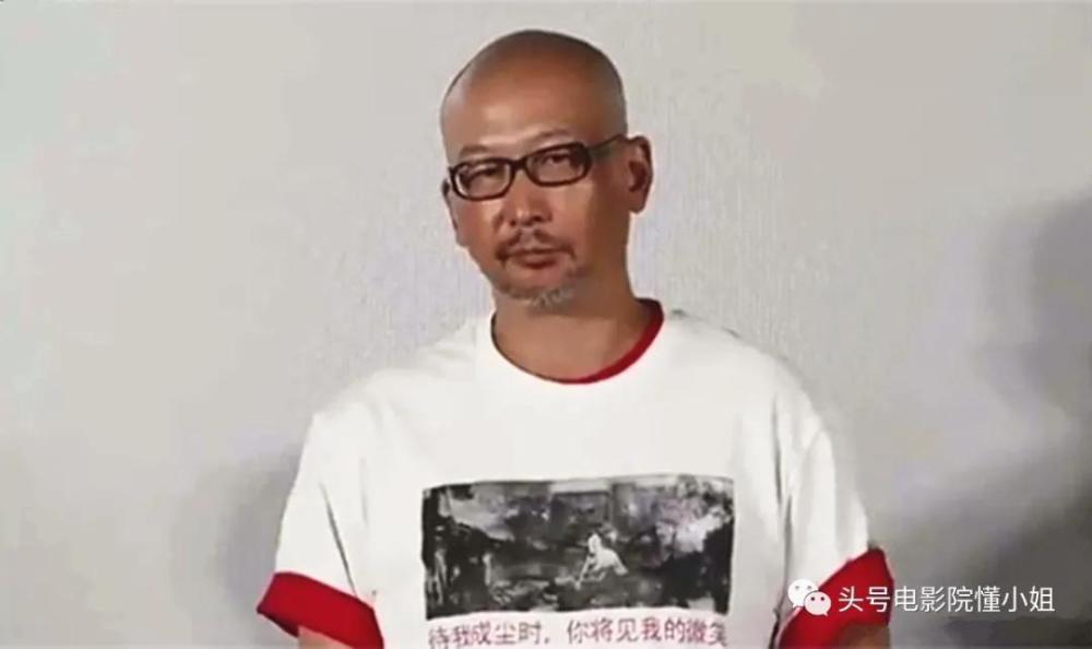 票房|《八佰》票房破12亿，有人骂它篡改历史，谁是真正的蠢和坏？