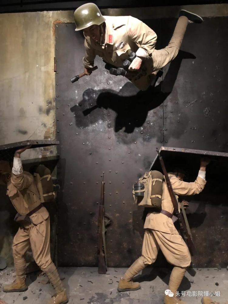 票房|《八佰》票房破12亿，有人骂它篡改历史，谁是真正的蠢和坏？