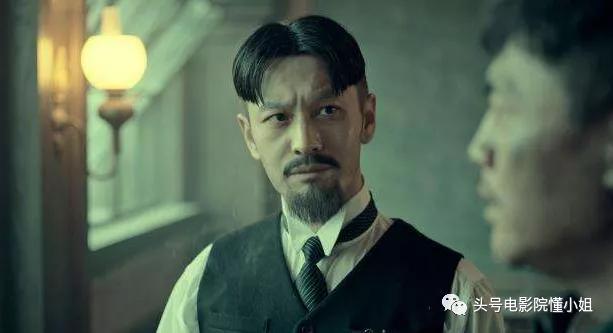 票房|《八佰》票房破12亿，有人骂它篡改历史，谁是真正的蠢和坏？