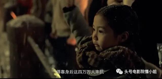 票房|《八佰》票房破12亿，有人骂它篡改历史，谁是真正的蠢和坏？