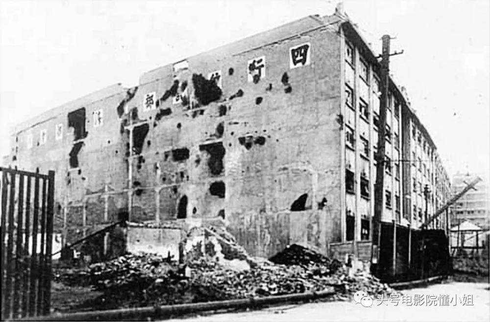 票房|《八佰》票房破12亿，有人骂它篡改历史，谁是真正的蠢和坏？