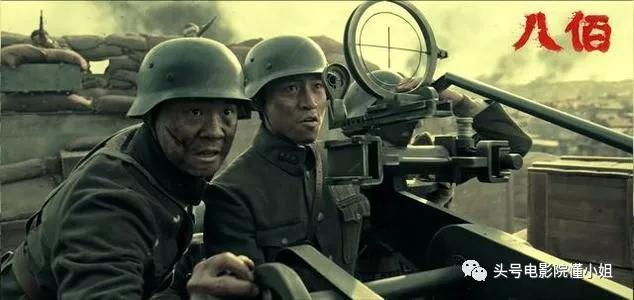 票房|《八佰》票房破12亿，有人骂它篡改历史，谁是真正的蠢和坏？