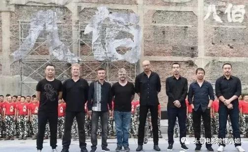 票房|《八佰》票房破12亿，有人骂它篡改历史，谁是真正的蠢和坏？