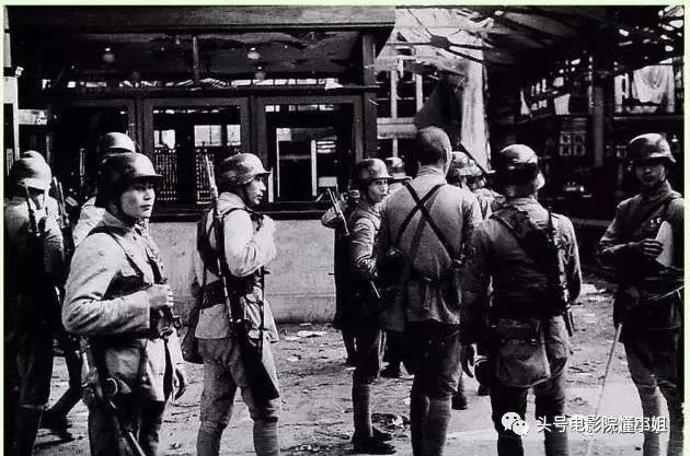 票房|《八佰》票房破12亿，有人骂它篡改历史，谁是真正的蠢和坏？