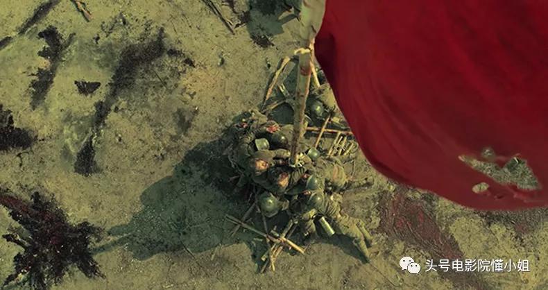 票房|《八佰》票房破12亿，有人骂它篡改历史，谁是真正的蠢和坏？