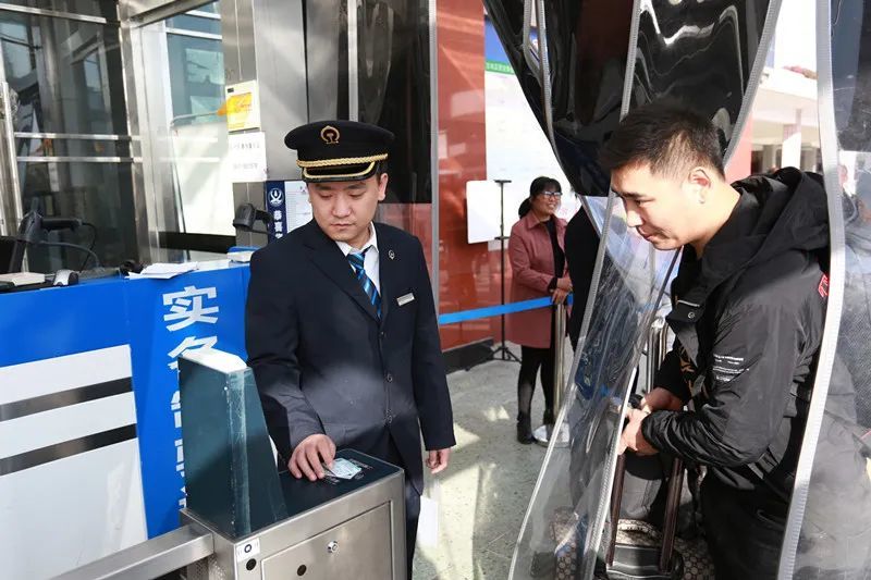 暖心铁路小哥杜智勇用生命守护旅客安全的英勇斗士