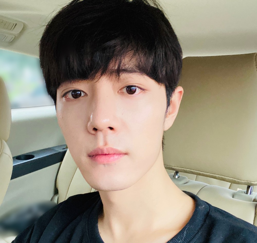 肖战|肖战时隔两月再发微博，低调行事热度不减，为何仍不被大众看好？