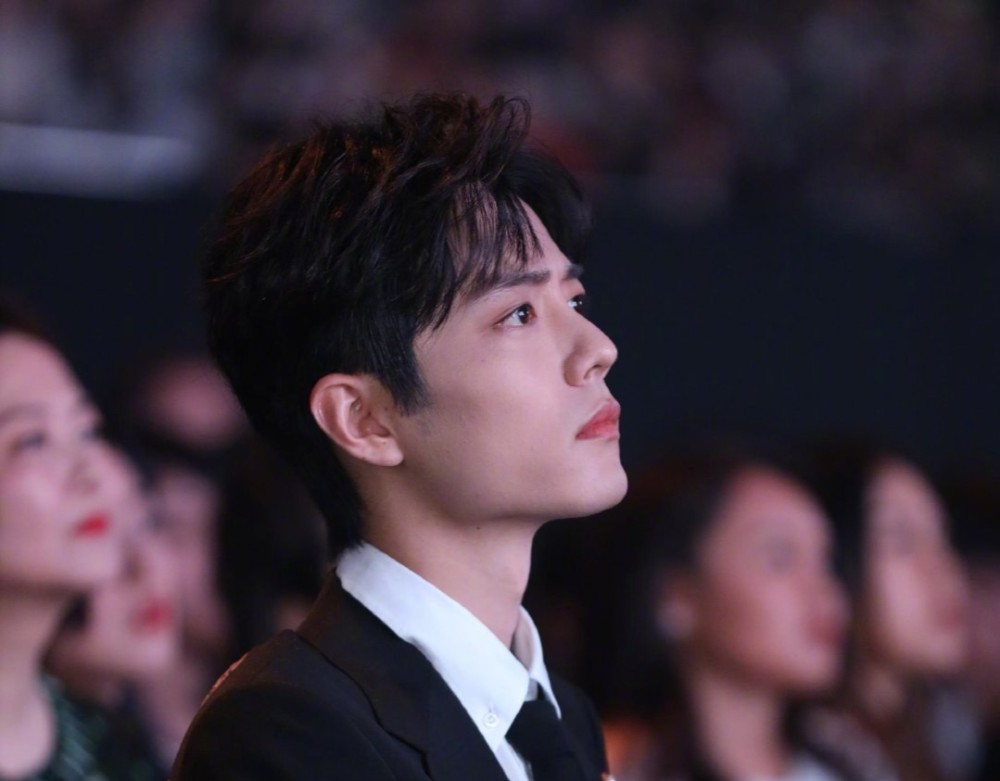 肖战|肖战时隔两月再发微博，低调行事热度不减，为何仍不被大众看好？