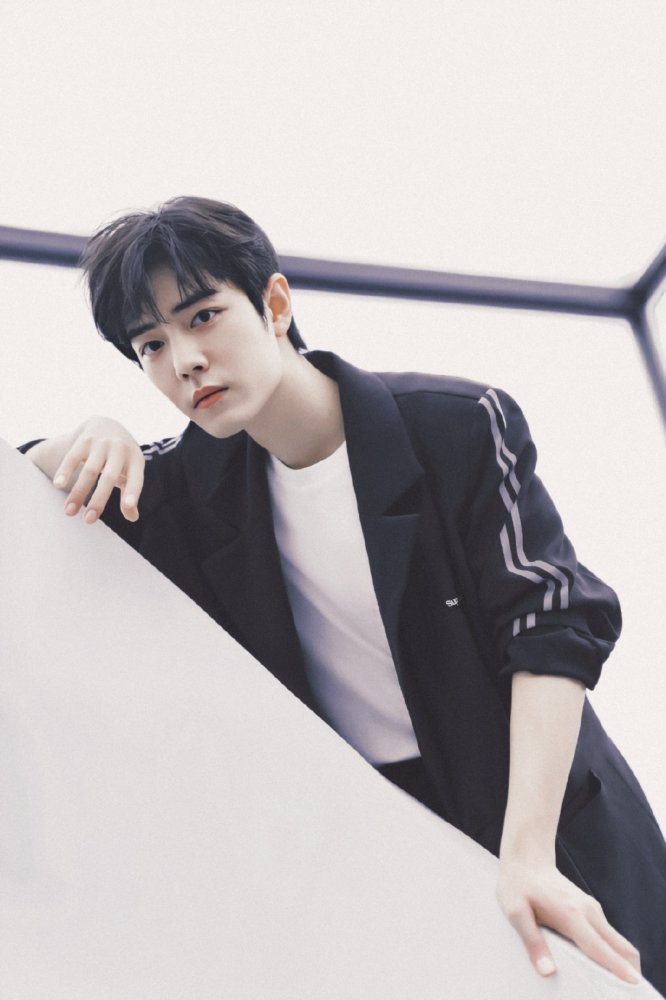 肖战|肖战时隔两月再发微博，低调行事热度不减，为何仍不被大众看好？