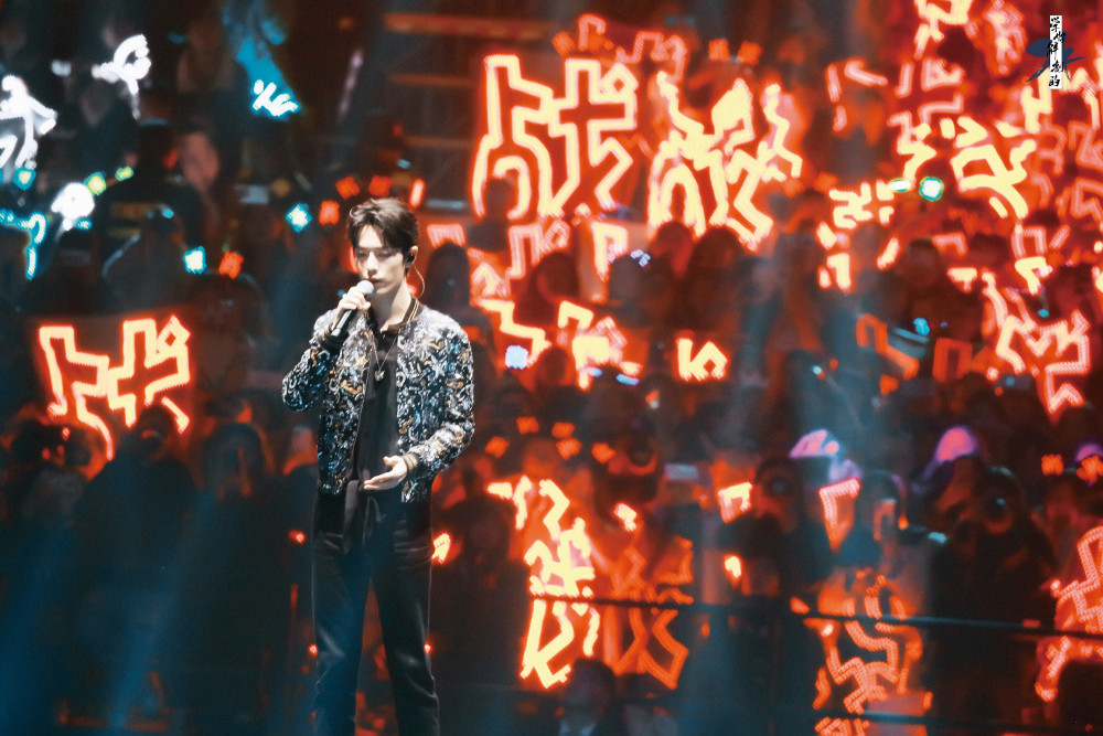 肖战|肖战时隔两月再发微博，低调行事热度不减，为何仍不被大众看好？