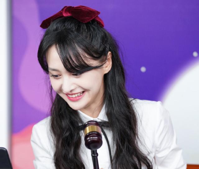 郑爽|七夕情人节，郑爽直播带货上热搜，与上次直播判若两人