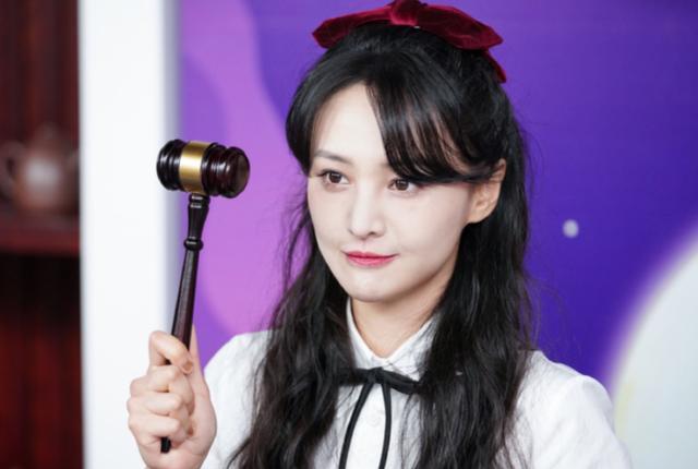 郑爽|七夕情人节，郑爽直播带货上热搜，与上次直播判若两人