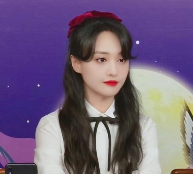 郑爽|七夕情人节，郑爽直播带货上热搜，与上次直播判若两人