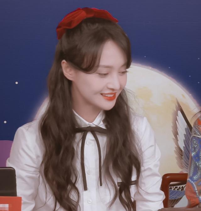 郑爽|七夕情人节，郑爽直播带货上热搜，与上次直播判若两人